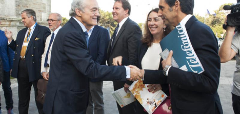 Jose Manuel de Riva, presidente de AMETIC, saluda a Jose Maria Alvarez-Pallete, presidnete de Telefonica